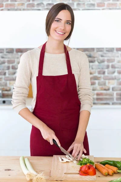 Mujer cocinando en la cocina — Foto de Stock