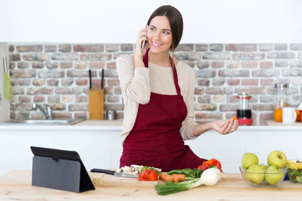 Mulher cozinhar e falar no celular — Fotografia de Stock