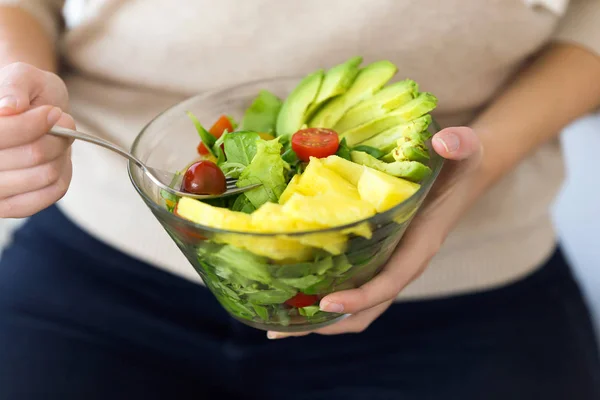 Salada de frutas com abacate e tomate — Fotografia de Stock