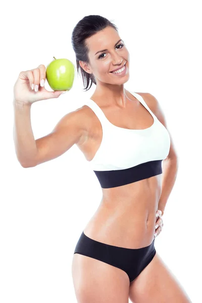 Hermosa mujer joven comiendo una manzana sobre fondo blanco . —  Fotos de Stock