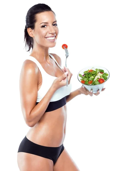 Mulher bonita comendo salada sobre fundo branco . — Fotografia de Stock