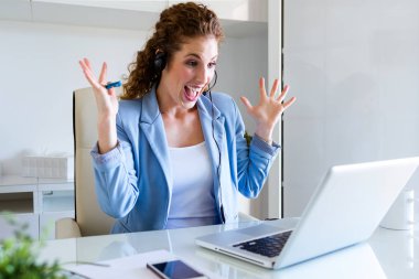 Ofiste telefonda konuşurken sürpriz müşteri hizmeti işleci.