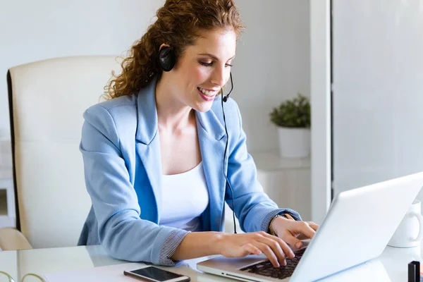 Opérateur du service client parlant au téléphone dans le bureau . — Photo