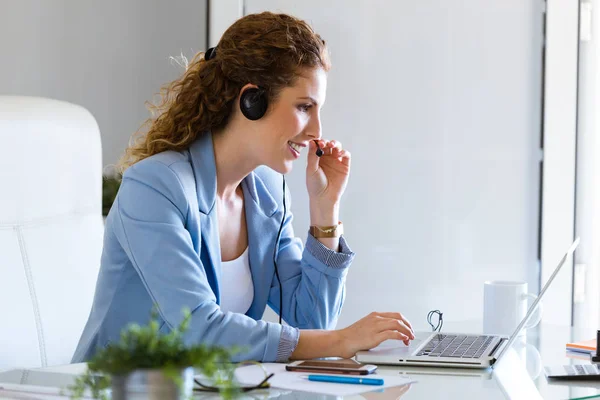 Customer service operator talking on phone in the office. — Stock Photo, Image