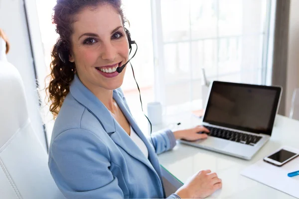 Customer service operator talking on phone in the office. — Stock Photo, Image