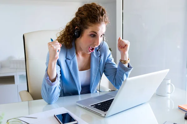 Operador de atendimento ao cliente surpreso falando por telefone no escritório . — Fotografia de Stock