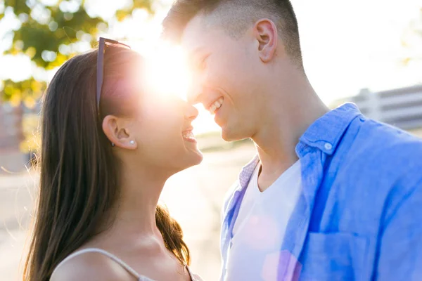 Hermosa joven pareja enamorada en el parque. — Foto de Stock