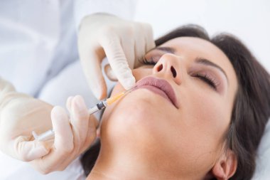 Güzel genç kadın yüzüne Botox kozmetik enjeksiyon Başlarken.