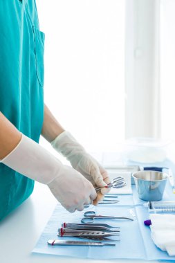 Doktor tıbbi malzeme birçok tür yönetmek için ameliyat odasında işlemini başlatmak için.