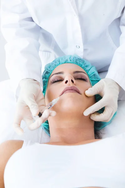 Beautiful young woman getting botox cosmetic injection in her face. — Stock Photo, Image