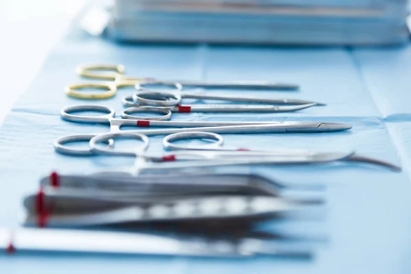 Mnoho druhů zdravotnických zařízení spravovat pro chirurga, aby zahájila činnost v operačním sále. — Stock fotografie