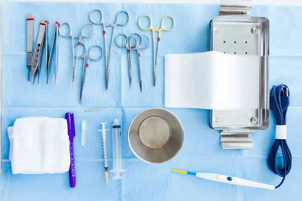 Mnoho druhů zdravotnických zařízení spravovat pro chirurga, aby zahájila činnost v operačním sále. — Stock fotografie