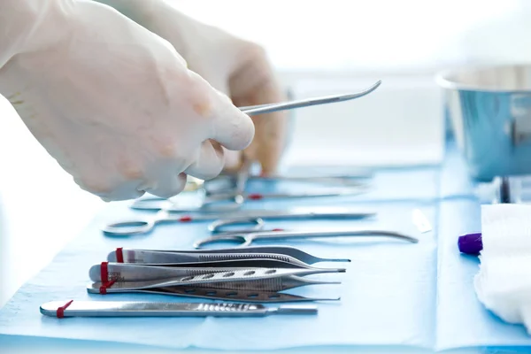 De nombreux équipements médicaux permettent au chirurgien de commencer les opérations en salle d'opération . — Photo