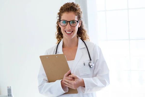 Fiducioso medico femminile in ufficio guardando la fotocamera . — Foto Stock