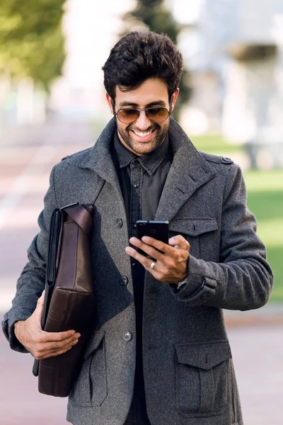 A mobiltelefon használata az utcán modern fiatalember. — Stock Fotó