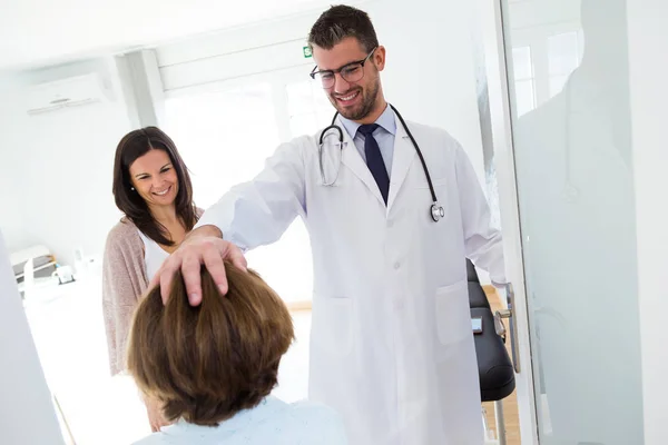 Doctor receiving the little girl and her mother in the consultation. — Stock Photo, Image