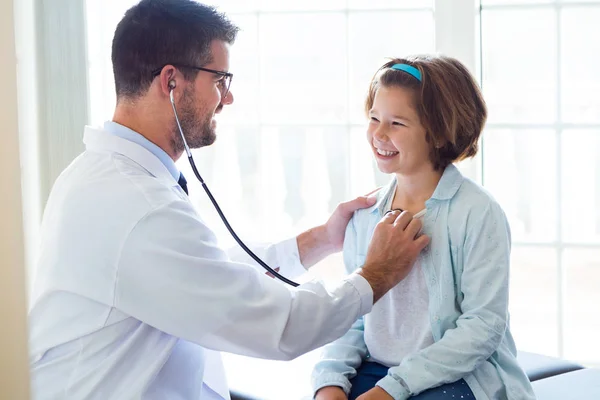 Dívka vyšetřen pediatrem v kanceláři s stetoskop. — Stock fotografie