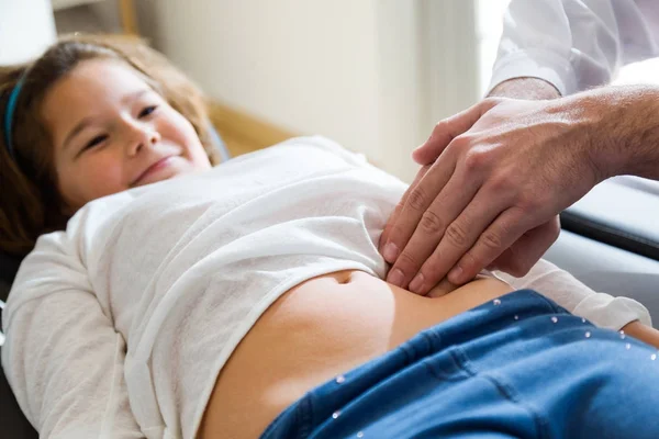 Girl being examined by pediatrician in the office. — Stock Photo, Image