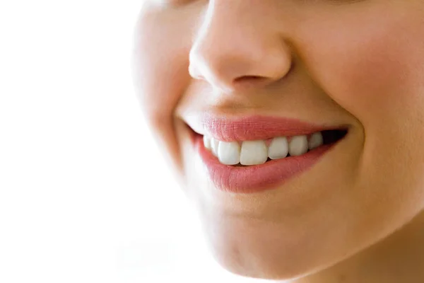 Hermosa joven con una sonrisa perfecta. Aislado sobre blanco . — Foto de Stock