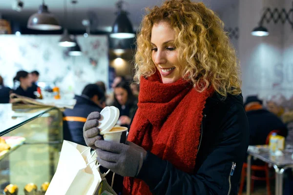 Mulher bonita comprando café em uma cafeteria . — Fotografia de Stock