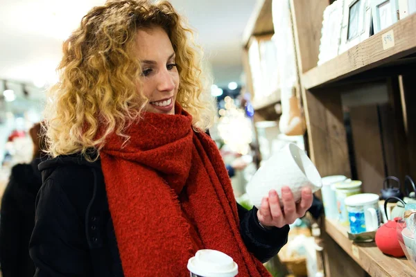 Hermosa joven comprando en una tienda de decoración . —  Fotos de Stock