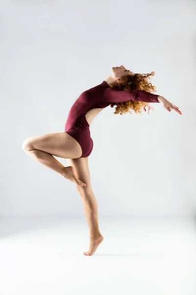 Hermosa joven bailarina profesional bailando sobre fondo blanco —  Fotos de Stock