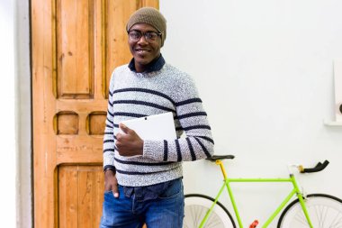 Yakışıklı genç adam kameraya ev arıyorum.