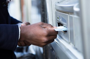 Atm kredi kartı ile nakit alarak adamın yakın çekim.