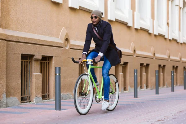 Joven guapo montando en bicicleta en la calle . — Foto de Stock