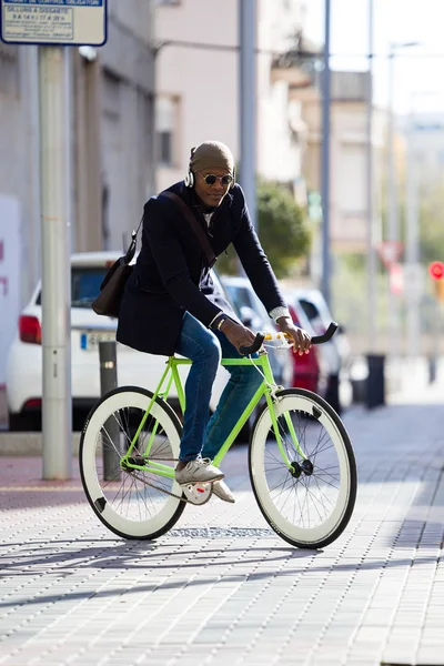 ハンサムな若い男の路上で自転車に乗って. — ストック写真