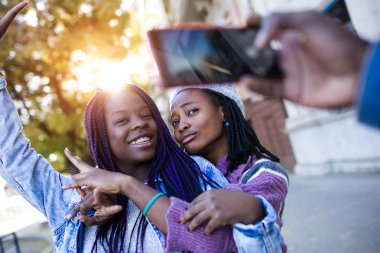 Grup üç arkadaşıyla birlikte sokakta istimal hareket eden telefon.