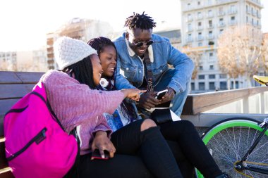 Grup üç arkadaşıyla birlikte sokakta istimal hareket eden telefon.