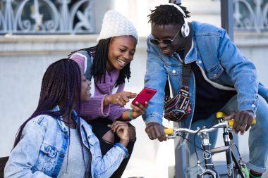 Grup üç arkadaşıyla birlikte sokakta istimal hareket eden telefon.