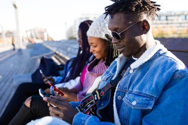 Grup üç arkadaşıyla birlikte sokakta istimal hareket eden telefon.