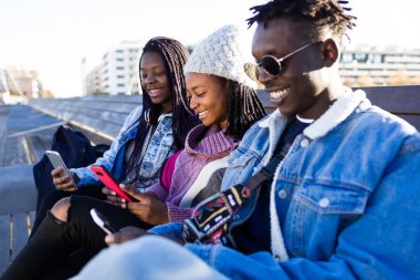 Grup üç arkadaşıyla birlikte sokakta istimal hareket eden telefon.