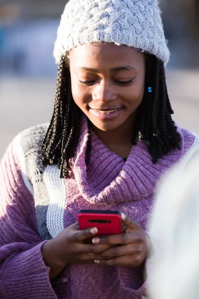 Piękna młoda kobieta za pomocą jej telefon komórkowy na ulicy. — Zdjęcie stockowe
