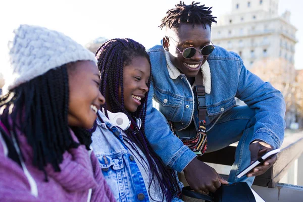 Grup üç arkadaşıyla birlikte sokakta istimal hareket eden telefon.