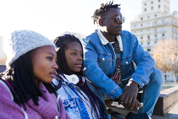 Grup üç arkadaşıyla birlikte yan sokakta arıyorsunuz.