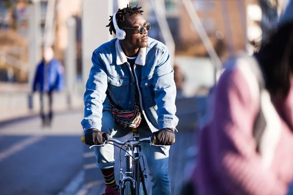 Красивый молодой человек катается на велосипеде по улице . — стоковое фото