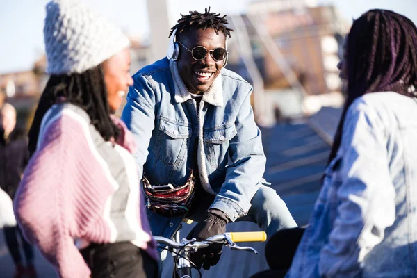 Grup üç arkadaşıyla birlikte sokakta konuşuyor.