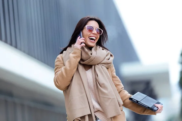 Krásná mladá žena pomocí svého mobilního telefonu na ulici. — Stock fotografie