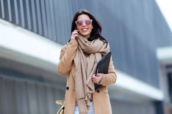 Belle jeune femme utilisant son téléphone portable dans la rue . — Photo