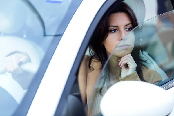 Bela jovem mulher dirigindo seu carro. — Fotografia de Stock