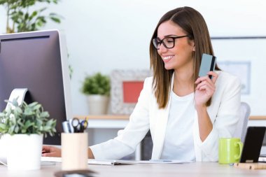 Kredi kartı online alışveriş ile iş genç kadın.