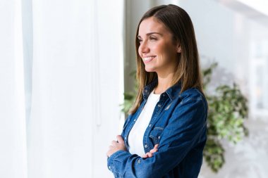 Güzel genç kadın yan evde arıyor.