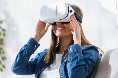 Sanal gerçeklik kulaklık kullanarak güzel genç kadın.