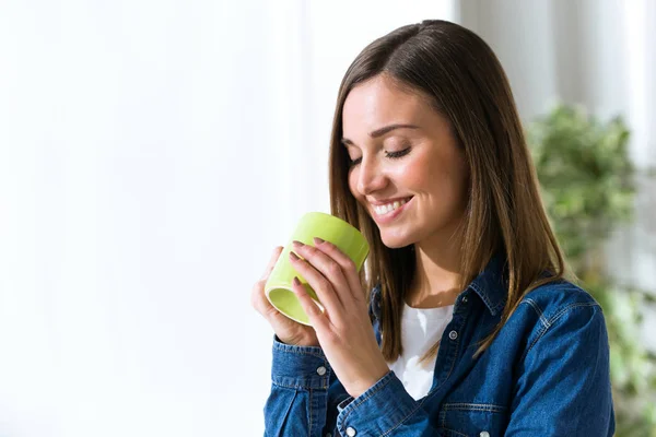 Belle jeune femme boire du café à la maison. — Photo