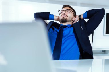 Yakışıklı genç işadamı büroda çalıştıktan sonra rahatlatıcı.