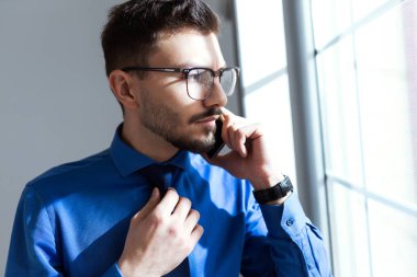 Yakışıklı genç işadamı cep telefonunu kullanma office.