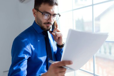 Yakışıklı genç işadamı cep telefonunu kullanma office.